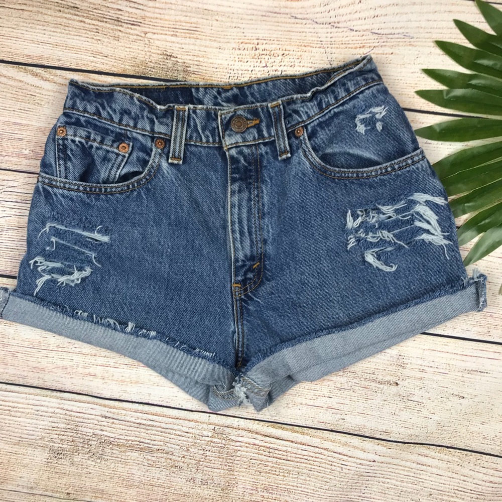 Vintage High-Rise Levi’s Shorts size 26 round